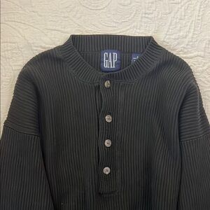 GAP Black Crewneck Sweater with Thick Ribbed Knit Texture